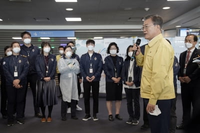 문 대통령 "고생시켜 미안하다"…인천공항 검역현장 격려 방문