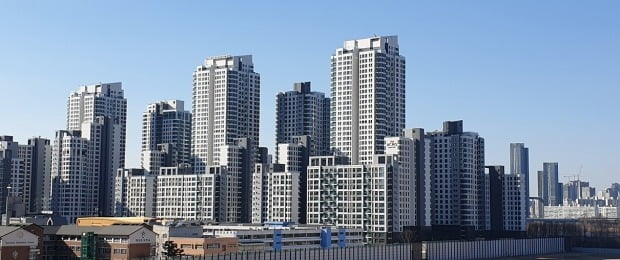 서울 반포동 ‘아크로리버파크’. 올해 공시가격이 급등하면서 소유주들의 보유세 부담이 크게 늘었다. /한경DB