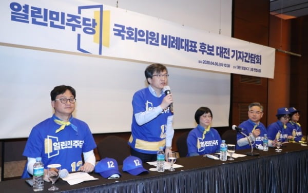 8일 오전 대전 유성구 호텔ICC 컨벤션홀에서 열린 국회의원 비례대표 후보 대전 기자간담회에서 김의겸 비례대표 후보가 발언을 하고 있다. 왼쪽부터 황명필, 김의겸, 이지윤, 안원구, 허숙정, 변옥경 후보. /사진=뉴스1