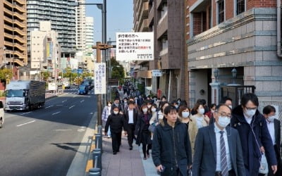 긴급사태선언 첫날 '차분한 혼란, 어정쩡한 자숙'에 들어간 도쿄 [현장 리포트]