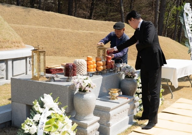 4월 8일 오후 경기도 용인시 하갈동 소재 신갈 선영에서 한진그룹 임원 및 관계자들이 참석한 가운데 故 조양호 회장 1주기 추모행사가 진행되고 있다.사진=한진그룹 제공