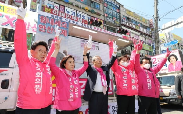 김종인 미래통합당 총괄선대위원장이 8일 오후 경기도 안산시 단원구 선부광장1로에서 열린 안산 지역 후보 지원 유세에서 후보들과 손을맞잡아들고 인사하고 있다.  왼쪽부터 홍장표 안산 상록을 후보, 박순자 안산 단원을 후보, 김종인 총괄선대위원장, 김명연 안산 단원갑 후보, 박주원 안산 상록갑 후보. /사진=연합뉴스