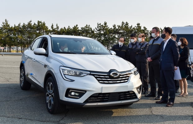 르노삼성차 부산공장을 방문한 오거돈 부산시장이 XM3를 시승하고 있다. 사진=르노삼성자동차