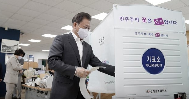 문재인 대통령이 10일 서울 삼청동 주민센터에서 제21대 국회의원 선거 사전투표를 하고 있다.  /뉴스1