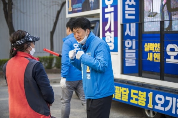 오기형 더불어민주당 서울 도봉을 후보가 지역 주민들에게 지지를 호소하고 있다. /사진=오 후보 측 제공