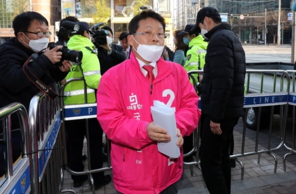  '세월호 막말' 논란으로 윤리위에 회부된 차명진 미래통합당 부천시병 후보가 10일 오전 서울 영등포구 미래통합당사에서 열린 윤리위원회에 참석하기위해 당사로 들어서고 있다. /사진=뉴스1