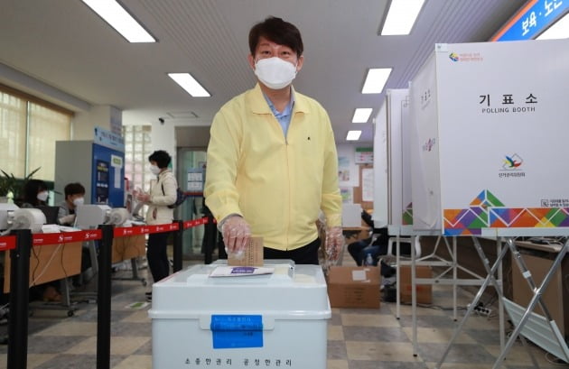 권영진 대구시장이 10일 오전 대구 중구 동인동 행정복지센터에 마련된 사전투표소에서 투표하고 있다. 권 시장은 "코로나19로 인해서 투표율이 낮아질까 봐 걱정이 있다"며 "안전하게 투표할 수 있도록 준비되었기 때문에 한 분도 빠짐없이 투표해 대한민국과 대구를 새롭게 열어주길 바란다"고 말했다. 2020.4.10 [사진=연합뉴스]