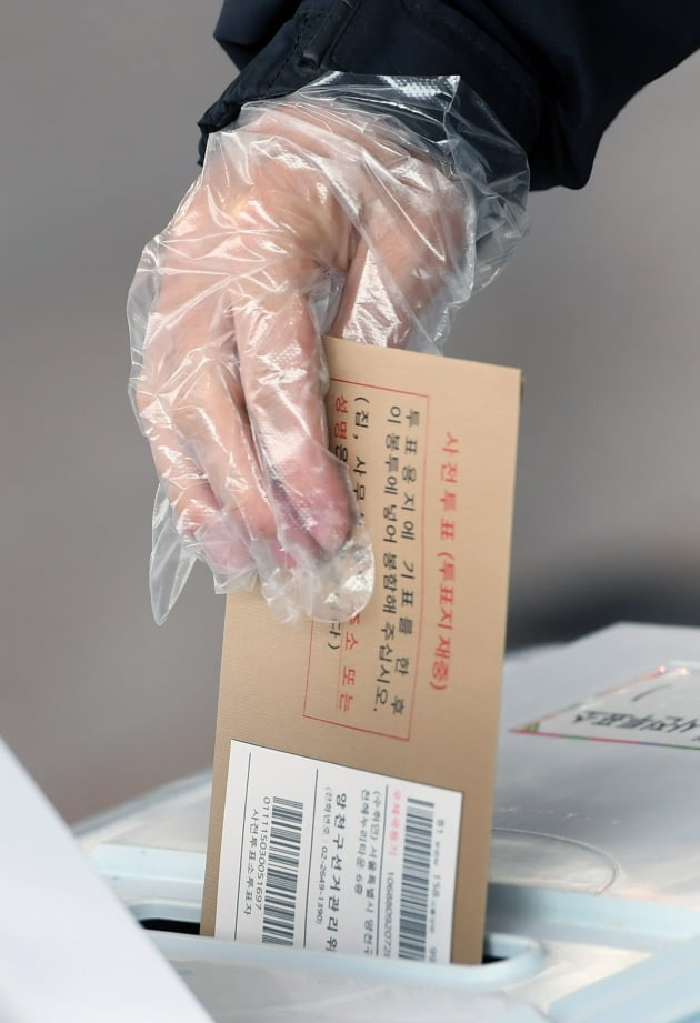 사전투표 첫날…손 소독·비닐장갑·마스크는 필수