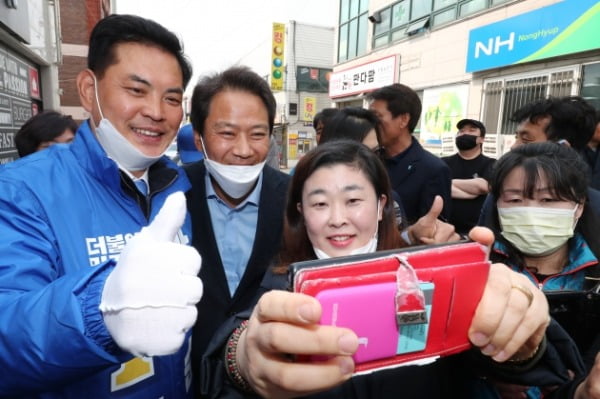 박영순 더불어민주당 대전 대덕구 후보 지원유세를 나선 임종석 전 대통령 비서실장이 10일 오후 대전 대덕구 비래동행정복지센터 일대에서 시민들과 기념촬영을 하고 있다. /사진=뉴스1