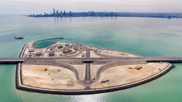 현대건설이 지난 1일(현지시간) 쿠웨이트만 바다 위 인공섬에서 걸프만 바닷길 36.1km를 잇는 쿠웨이트 셰이크 자베르 코즈웨이 해상교량을 준공했다고 2일 전했다. 사진은 셰이크 자베르 코즈웨이 해상교량 인공섬.  /현대건설 제공