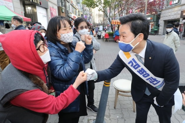 김병관 더불어민주당 성남시분당구갑 후보가 8일 오후 경기 성남시 분당구 수내역 인근에서 시민들에게 지지를 호소하고 있다. 2020.4.8/뉴스1