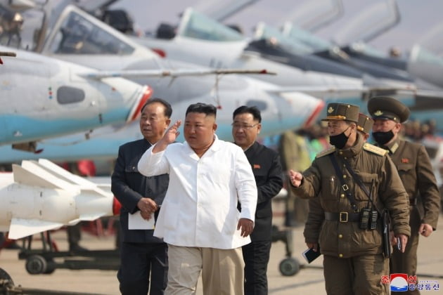 김정은 북한 국무위원장이 서부지구 항공 및 반항공사단 관하 추격습격기연대를 시찰했다고 12일 조선중앙통신이 보도했다.(자료 연합뉴스)