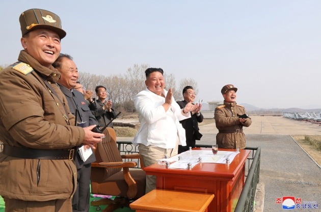 김정은 북한 국무위원장이 서부지구 항공 및 반항공사단 관하 추격습격기연대를 시찰했다고 12일 조선중앙통신이 보도했다. 김 위원장이 훈련을 참관하며 전투기 비행사들에게 박수를 보내고 있다. (자료 연합뉴스)