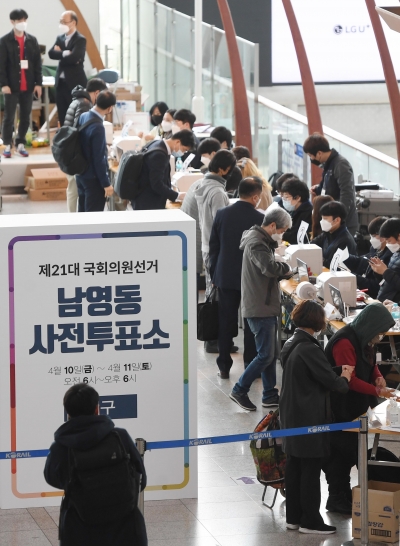 사상 초유 코로나 사전투표..."마스크쓴 얼굴 확인도 안해" '1m 간격두기' 무너지기도