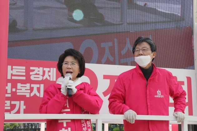 유승민 미래통합당 의원(오른쪽)이 12일 서울 왕십리역 앞에서 열린 중성동갑 진수희 후보(왼쪽) 지원 유세에서 진 후보 발언을 듣고 있다. /진수희 후보 캠프 제공