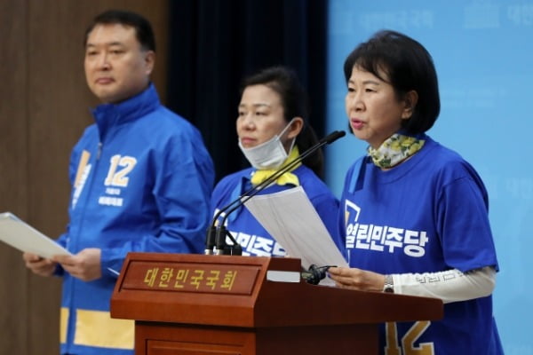 손혜원 열린민주당 최고위원이 지난 8일 서울 여의도 국회 소통관에서 '열린공약 캐스팅 발표 기자회견'에서 발언을 하고 있다. /사진=뉴스1