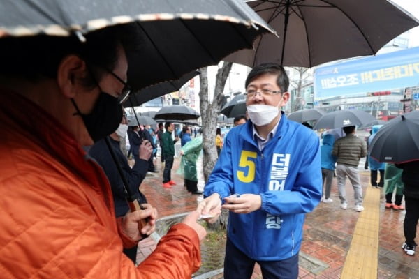 김홍걸 더불어시민당 비례대표 후보가 12일 광주 북구 우산근린공원에서 지지를 호소하고 있다. /사진=연합뉴스