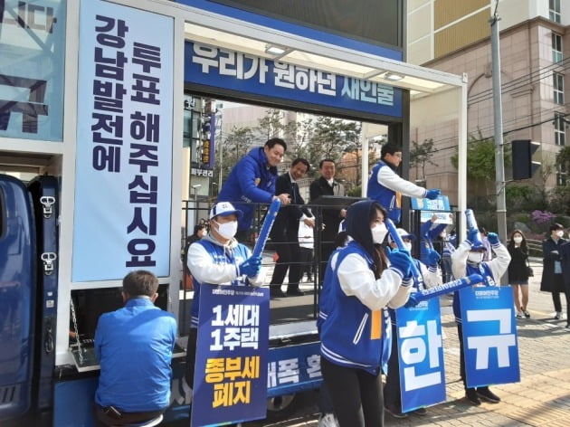 유세차에서 지지를 호소하는 '강남병' 김한규 더불어민주당 후보 [사진=김한규 선거캠프]