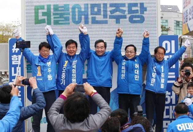 이낙연 더불어민주당 상임공동선대위원장이 13일 경북 포항시청 앞에서 포항북구 오중기, 남구울릉군 허대만 후보 지원 유세를 하고 있다. 2020.4.13 [사진=연합뉴스]