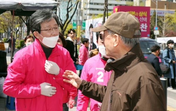 유승민 미래통합당 의원이 13일 서울 영등포구 대교A상가 앞에서 박용찬 영등포구을 후보 지원 거리유세를 하며 시민들과 인사를 하고 있다. /사진=뉴스1