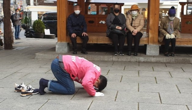 21대 국회의원 서울 종로에 출마한 미래통합당 황교안 후보가 11일 종로구에서 시민들에게 큰절하고 있다. 2020.4.11 [사진=황교안 선거캠프 제공]