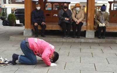 머리띠 두른 황교안 "큰절하며 몸 낮추니 국민과 서민 보여"