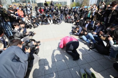 또다시 맨발로 절한 황교안 "입법부까지 장악당하면 큰 일"