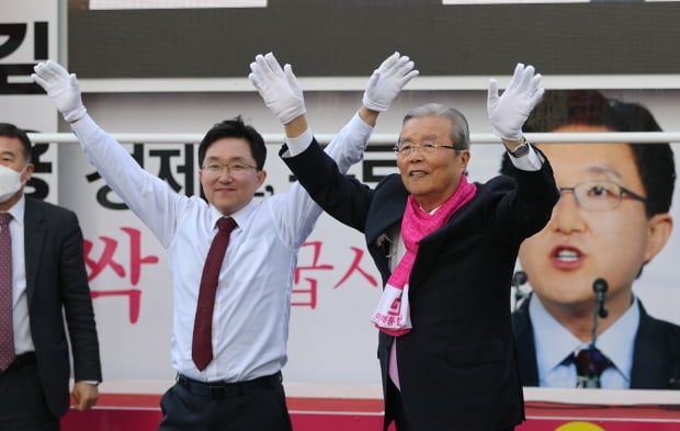 김종인 미래통합당 총괄선대위원장(오른쪽)이 14일 서울 신도림역 앞에서 열린 김용태 구로을 후보(왼쪽) 지원 유세에서 시민들에게 손을 흔들며 인사하고 있다. /연합뉴스
