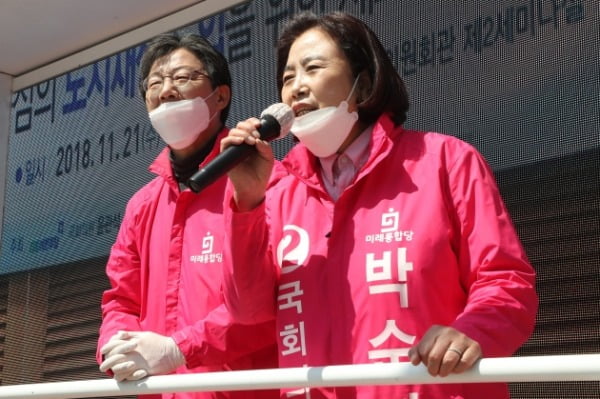 박순자 미래통합당 경기 안산 단원을 후보와 유승민 통합당 의원이 14일 경기도 안산시 하모니마트 사거리에서 유권자들에게 지지를 호소하고 있다. /사진=뉴스1