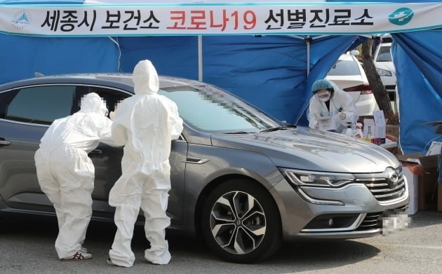 한국 의료진의 드라이브 스루 진찰 모습 [사진=연합뉴스]