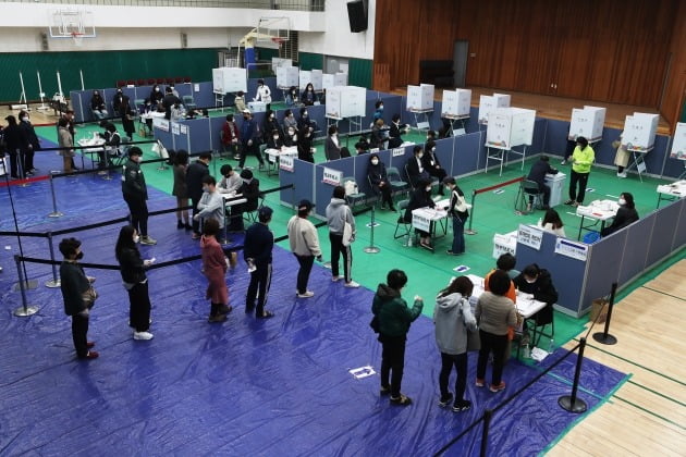 제21대 국회의원선거 투표일인 15일 오후 서울 송파구 잠전초등학교에 설치된 투표소에서 유권자들이 소중한 한표를 행사하고 있다. 2020.4.15 [사진=연합뉴스]