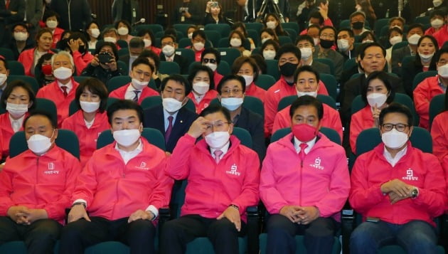 황교안 미래통합당 대표와 원유철 미래한국당 대표가 15일 국회도서관 강당에 마련된 개표상황실에서 개표방송을 시청하던 중 방송사 출구조사 결과에 굳은 표정을 짓고 있다. /사진=연합뉴스