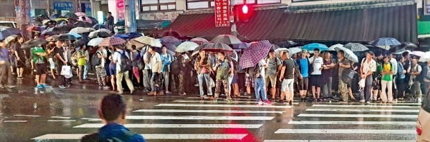 새벽부터 비가 가운데서도 서울 구로동 남구로역 주변 인력시장에 일용직 일자리를 구하러 나온 사람이 몰려 장사진을 이루고 있다. / 사진=한경DB