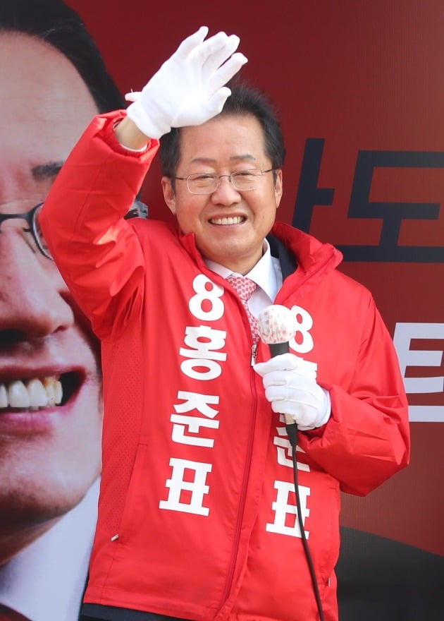 4·15 총선에서 대구 수성을에 당선된 홍준표 전 자유한국당(미래통합당 전신) 대표가 지난 16일 대구 두산오거리 앞에서 당선 인사를 하고 있다. 연합뉴스