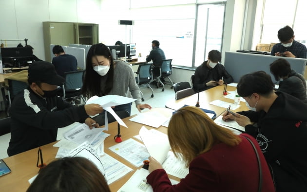 4월 3일 오후 서울 영등포구 소상공인시장진흥공단 서울 서부센터에서 소상공인들이 코로나19 소상공인 대출 서류를 작성하고 있다. 사진=연합뉴스