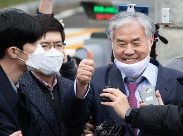 전광훈 한국기독교총연합회 대표회장(목사)가 20일 경기도 의왕시 서울구치소에서 석방된 후 취재진 질문에 답변하고 있다. /사진=뉴스1