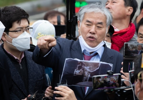 전광훈 한국기독교총연합회 대표회장(목사)가 20일 경기도 의왕시 서울구치소에서 석방된 후 취재진 질문에 답변하고 있다. /사진=뉴스1