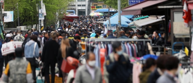 2020년 4월 19일 오후 서울 종로구 동묘 벼룩시장이 인파로 붐비고 있다. 사진=뉴스1