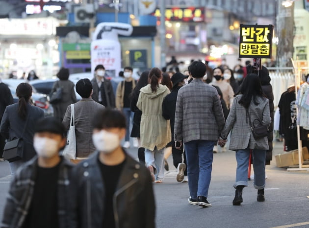 2020년 4월 10일 오후 서울 홍대입구역 인근 거리가 붐비고 있다. 사진=연합뉴스