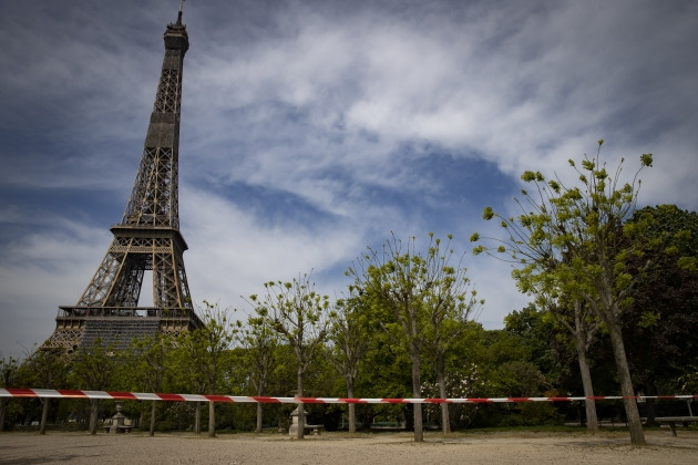 프랑스 파리의 대표적인 관광명소인 에펠탑 인근이 코로나19 사태로 인적이 끊긴 채 텅 비어 있다.  /사진=EPA
