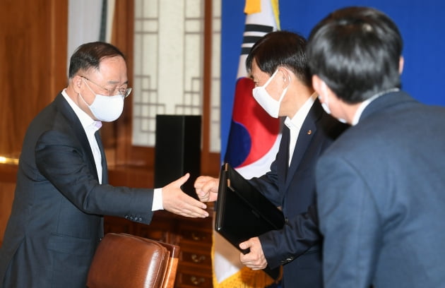 청와대에 모인 한국 경제수장들