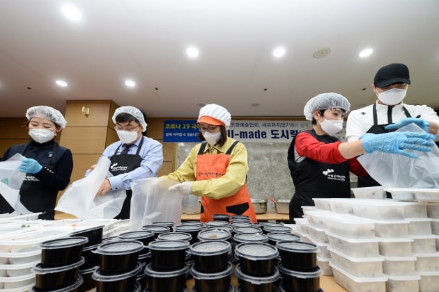 은수미 성남시장, 스타세프 7인과 취약계층 어르신에 '도시락 나눔행사' 진행