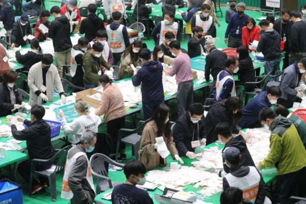 제21대 국회의원 선거일인 15일 선관위 관계자들이 제주 서귀포 강창학종합경기장 내 올림픽기념국민생활관에 마련된 개표소에서 개표를 진행하고 있다. /사진=연합뉴스