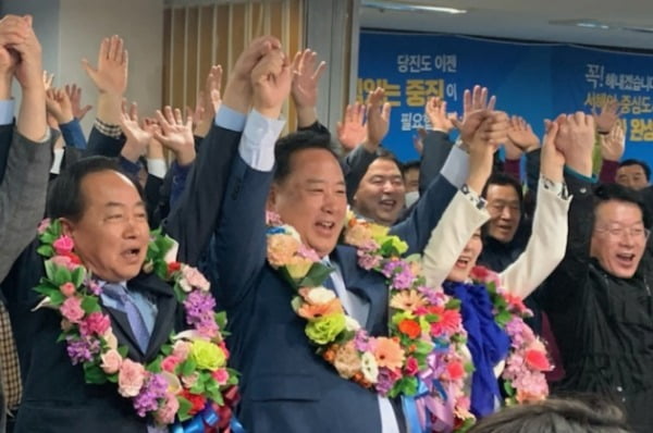 어기구 더불어민주당 충남 당진 후보가 지난 15일 충남 당진 선거사무소에서 당선 축하 세리머니를 하고 있다. /사진=뉴스1