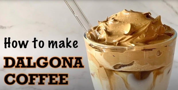 커피·설탕·물을 같은 비율로 섞어 400번가량을 저은 뒤 걸쭉해진 커피를 우유 위에 부어 마시는 음료인 '달고나 커피'가 전 세계적으로 인기를 얻고 있다./사진=유튜브 캡처