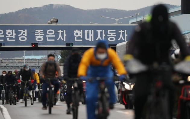 28일 오후 신종 코로나바이러스 감염증(코로나19) 확진자가 나온 현대자동차 울산공장에서 1조 근무자들이 퇴근하고 있다. 보건당국에 따르면 이날 현대차 울산2공장 직원 1명이 코로나19 확진 판정을 받았다. 현대차는 확진자가 나오자 울산2공장 가동을 중단했다. 2020.2.28 [사진=연합뉴스]