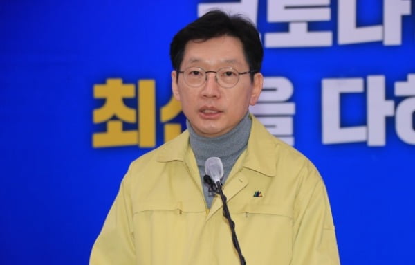 김경수 경남도지사가 지난 19일 경남도청에서 '경상남도 긴급재난 지원금' 관련 브리핑을 하고 있다. /사진=연합뉴스