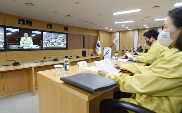 홍남기 경제부총리 겸 기획재정부 장관이 27일 서울 광화문 정부서울청사에서 열린 서울-세종간 영상 대외경제장관회의를 주재하고 있다. 2020.4.27 [사진=연합뉴스]