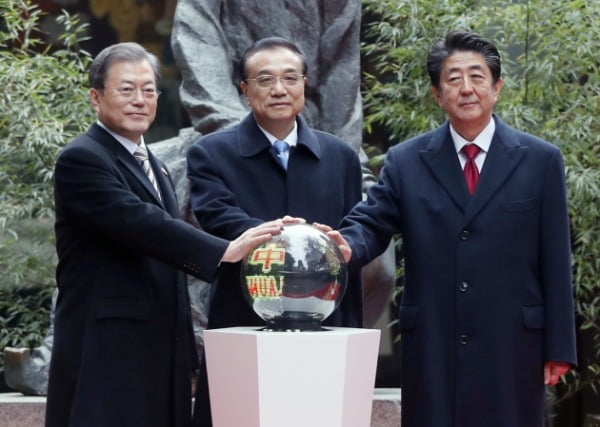 문재인 대통령(왼쪽부터)과 중국 리커창 총리, 일본 아베 신조 총리가 지난해 12월 24일 중국 쓰촨성 청두 두보초당에서 한중일 협력 20주년 기념 제막식을 하고 있다. 사진=연합뉴스