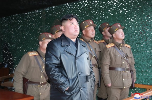 김정은 북한 국무위원장이 지난달 21일 전술유도무기 시범사격을 참관했다고 조선중앙통신이 다음날 보도했다. /사진=연합뉴스